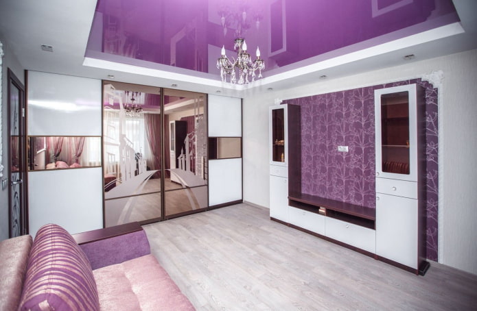 двухэтажный фиолетовый потолок в интерьере