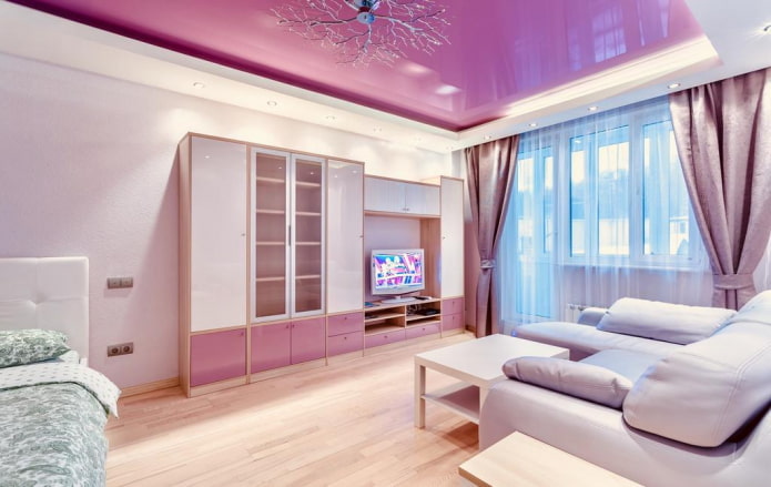 фиолетовый потолок в гостиной