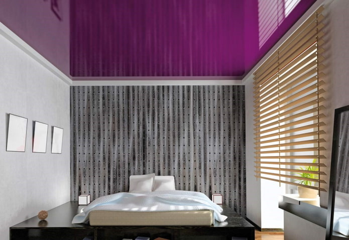 фиолетовое глянцевое натяжное полотно в спальне