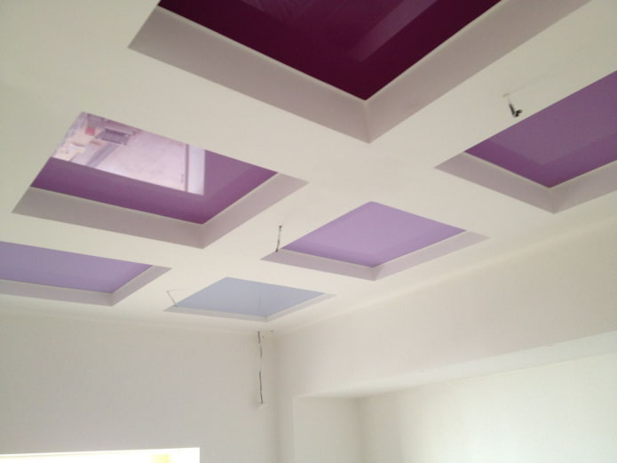 различные оттенки фиолетового на потолке
