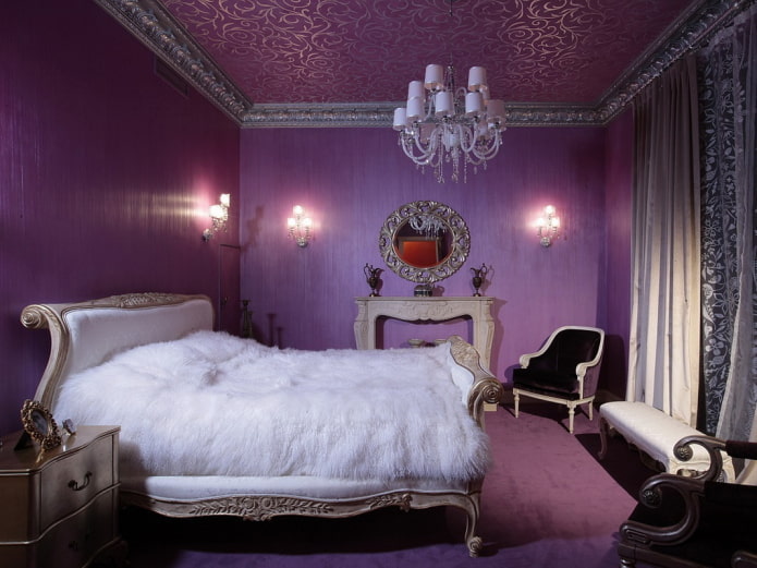 фиолетовый потолок с узорами в спальне