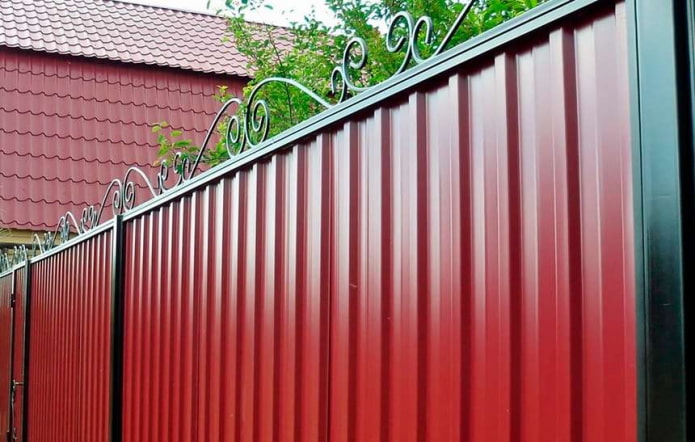 Красный забор из профлиста с коваными элементами