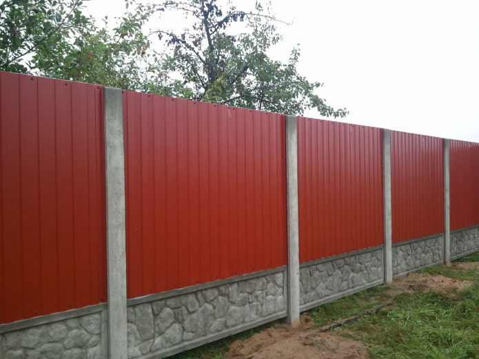 Забор из гофрокартона и бетона