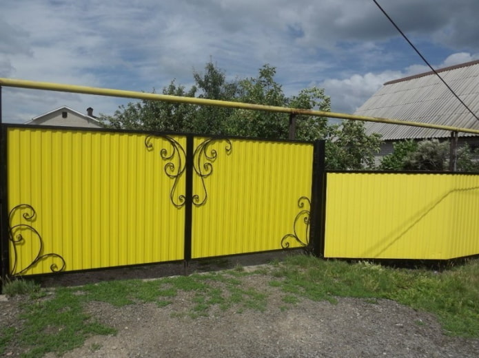 Желтый забор из профнастила