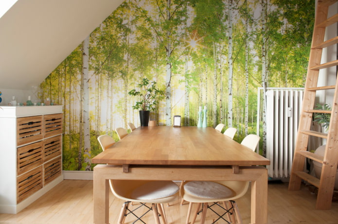 стены в столовой покрыты фотообоями с изображением деревьев (берез)