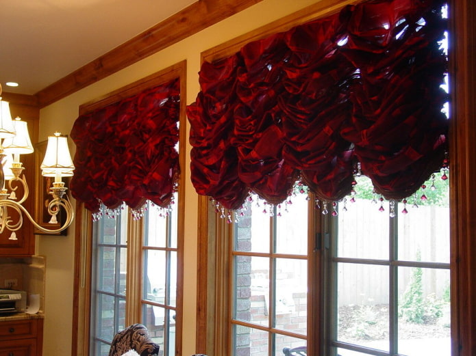 французские красные шторы в интерьере