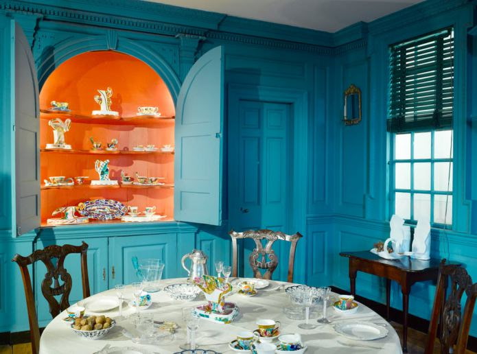 Оранжево-голубой декор кухни в классическом стиле
