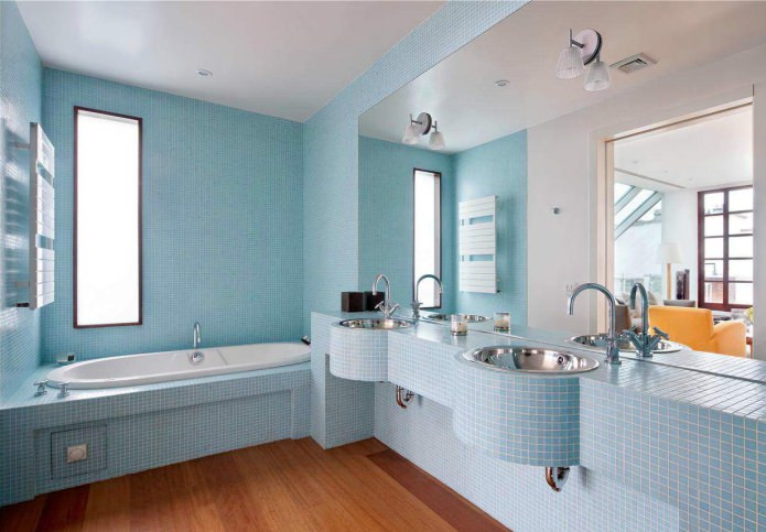 дизайн ванной комнаты с синей мозаикой