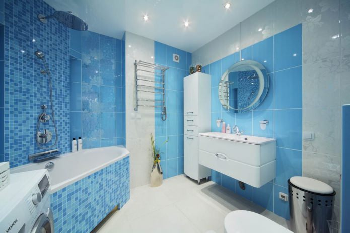 Бело-голубой декор ванной комнаты