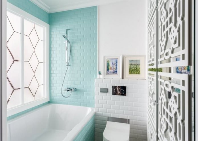 синяя кирпичная стена в ванной комнате