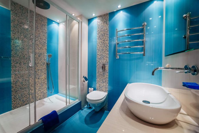 Сочный оттенок голубого в интерьере ванной комнаты