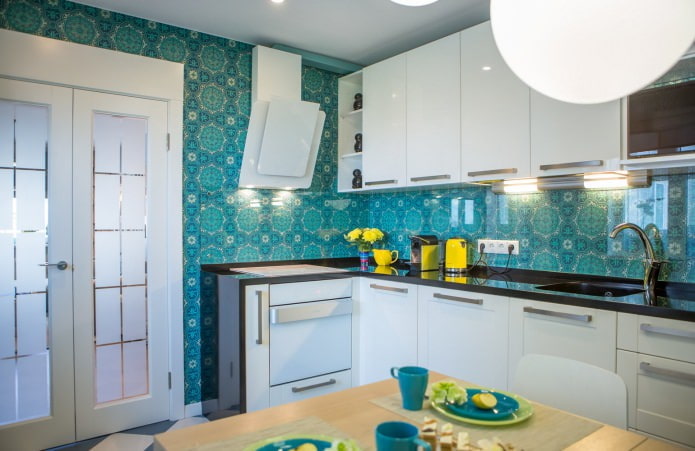 кухня с голубыми стенами