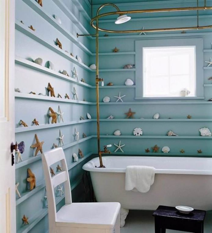 голубые стены с полками в ванной