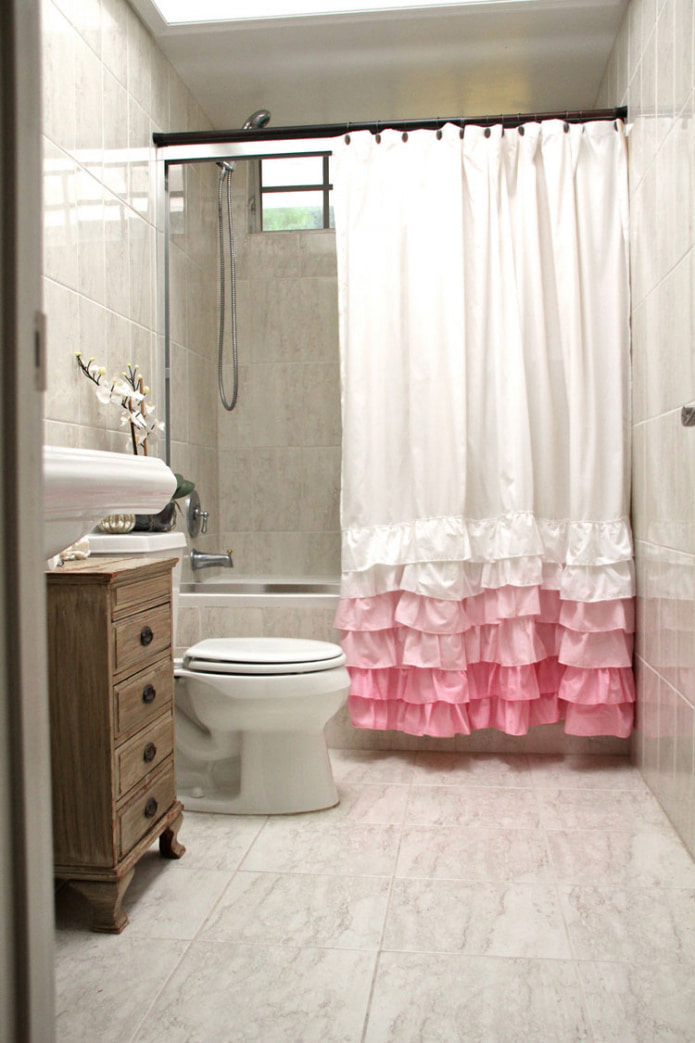 бело-розовая шторка в ванной комнате
