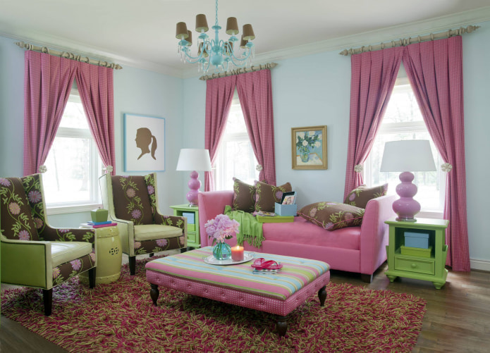 розовый диван и розовые шторы