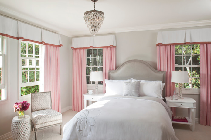 светло-розовые шторы в спальню