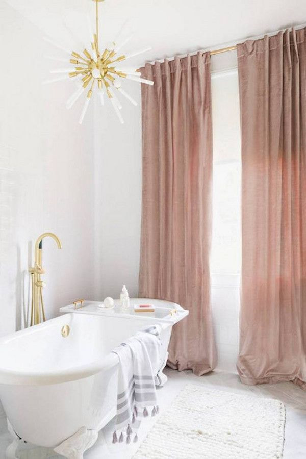 пыльные розовые шторы в ванной комнате