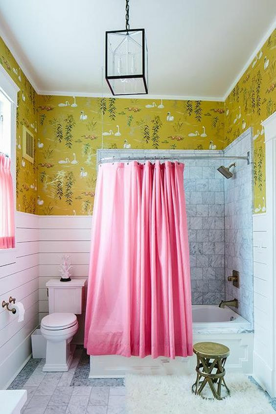 розовые шторы в ванной