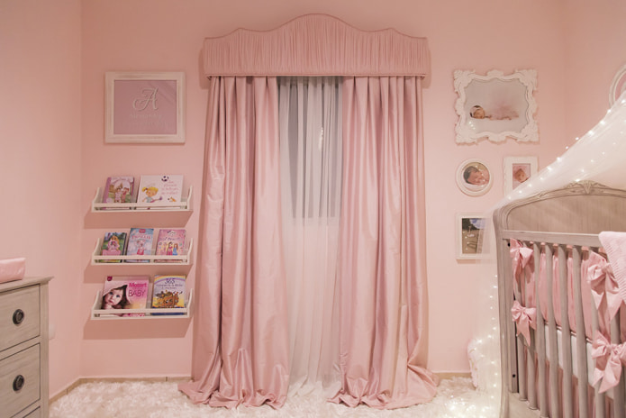 розовые шторы с розовыми обоями