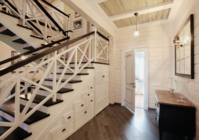 двухэтажный бревенчатый дом с маршевой деревянной лестницей