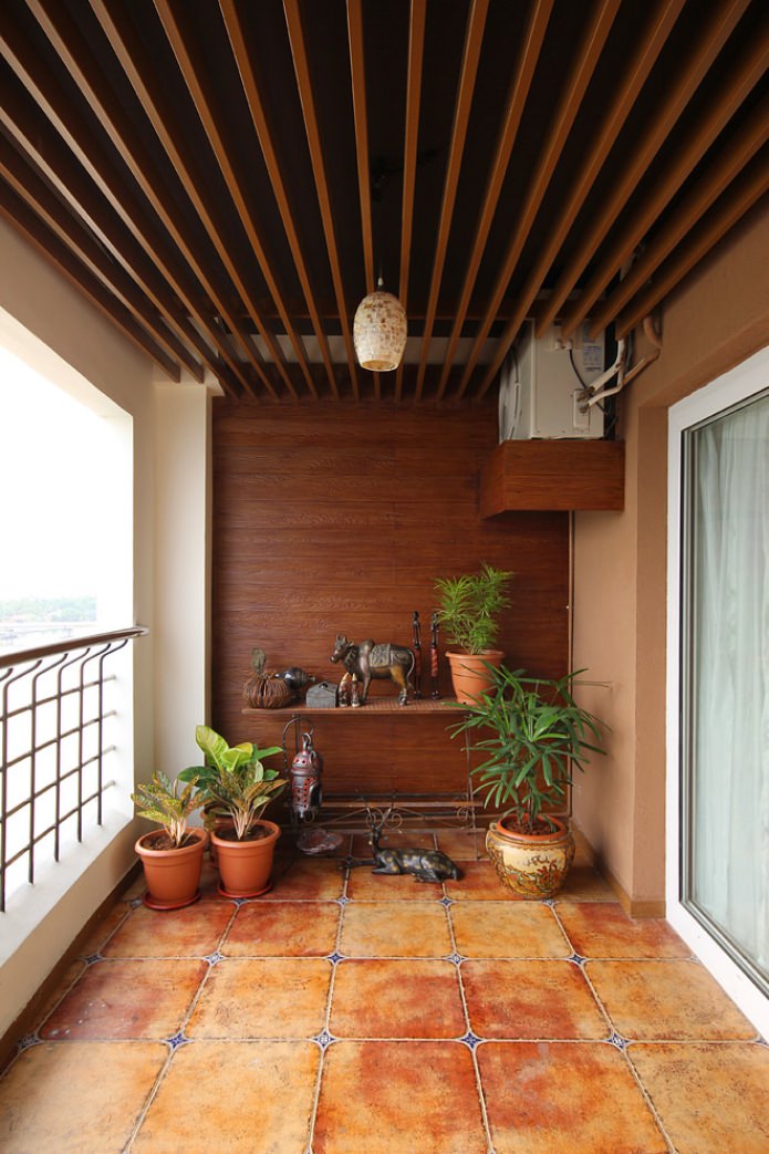 открытый балкон с деревянной стеной