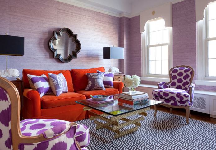 Красно-фиолетовый интерьер гостиной