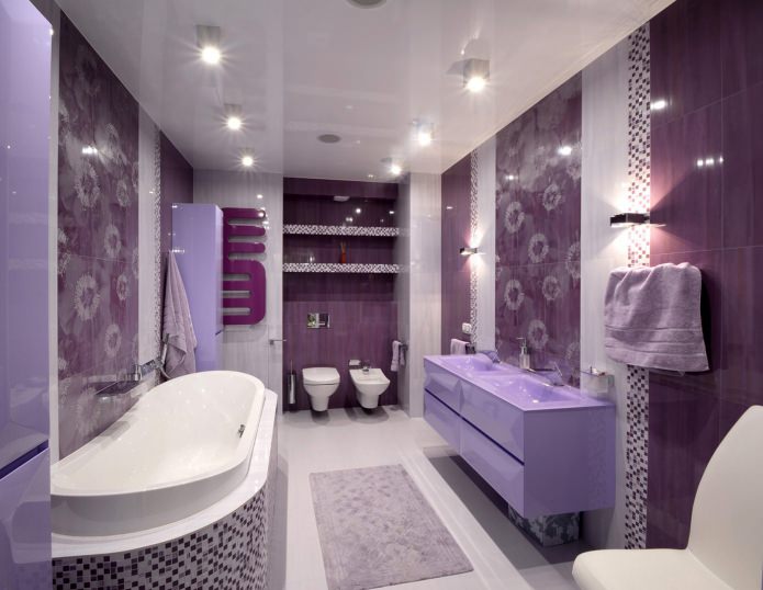 фиолетовая ванная комната с белыми элементами декора