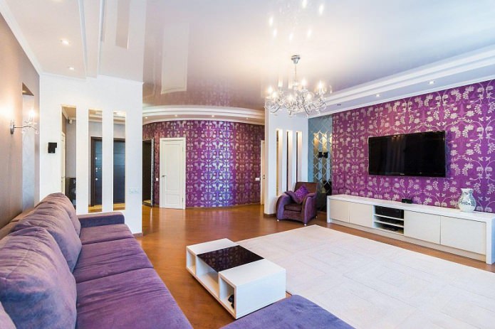 фиолетовые обои и диван в гостиной