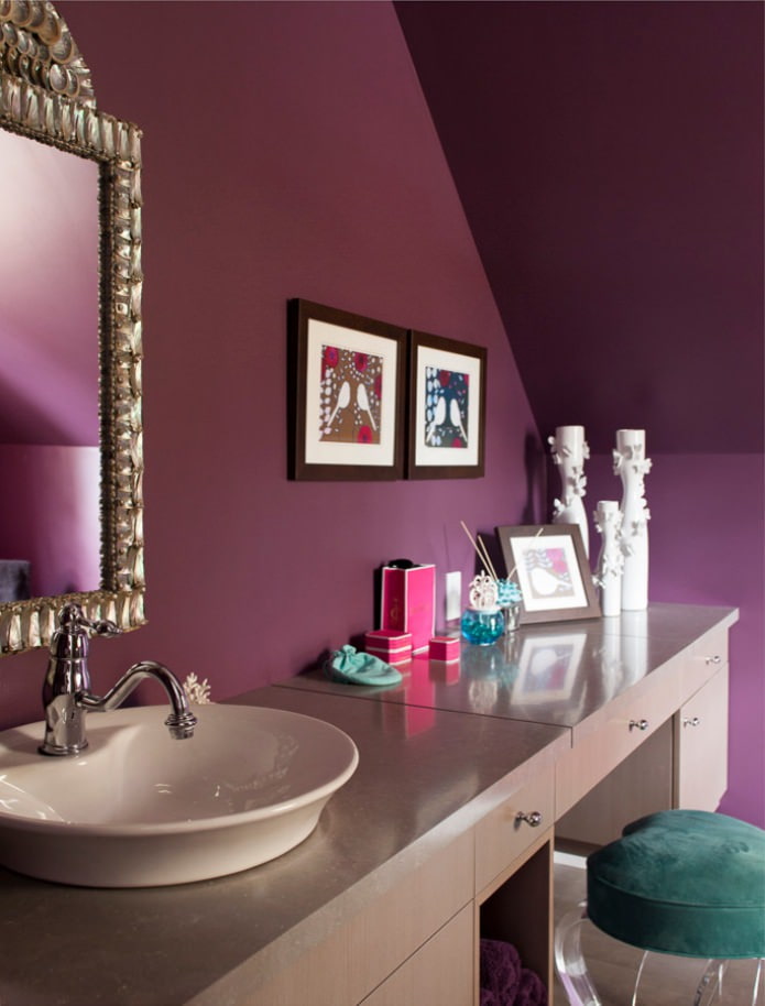 фиолетовые стены в ванной