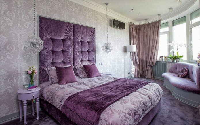 Серо-фиолетовый интерьер спальни с мягким изголовьем
