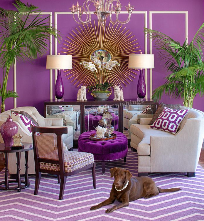 фиолетовый в интерьере гостиной