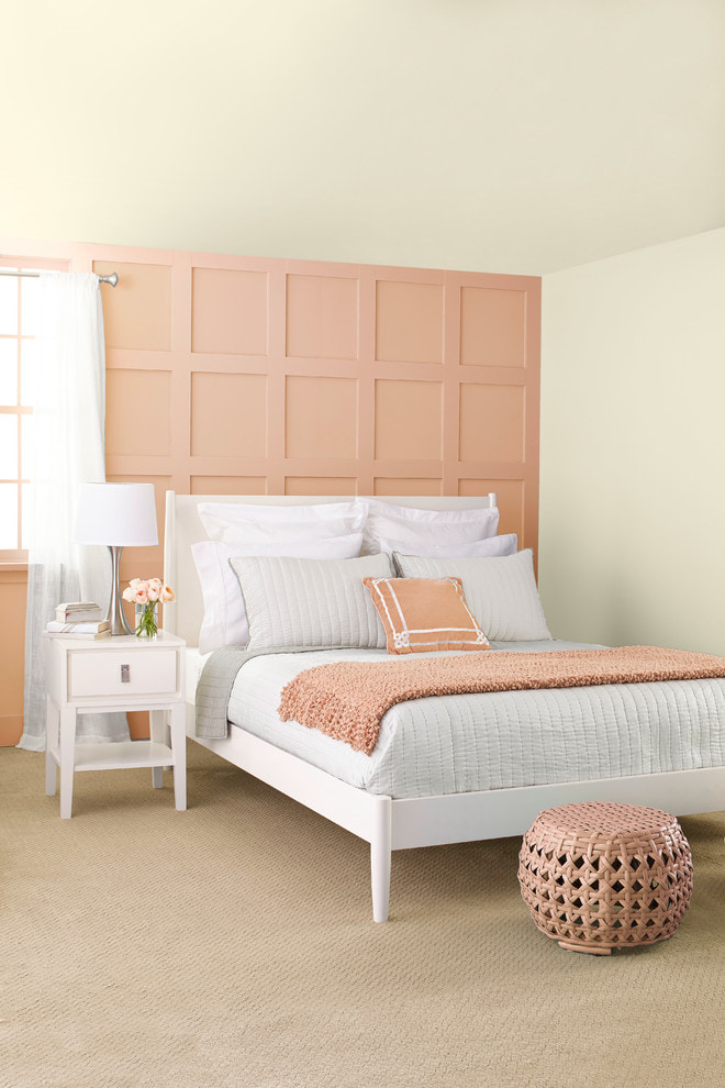 Спальня в бело-персиковом цвете