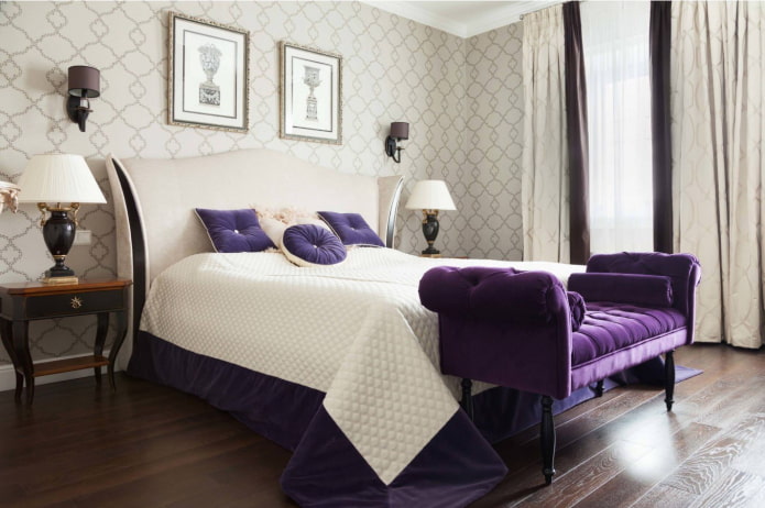 фиолетовая скамья в спальне