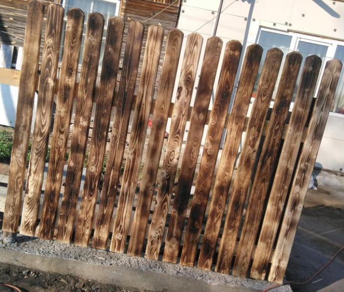 сгоревший деревянный забор