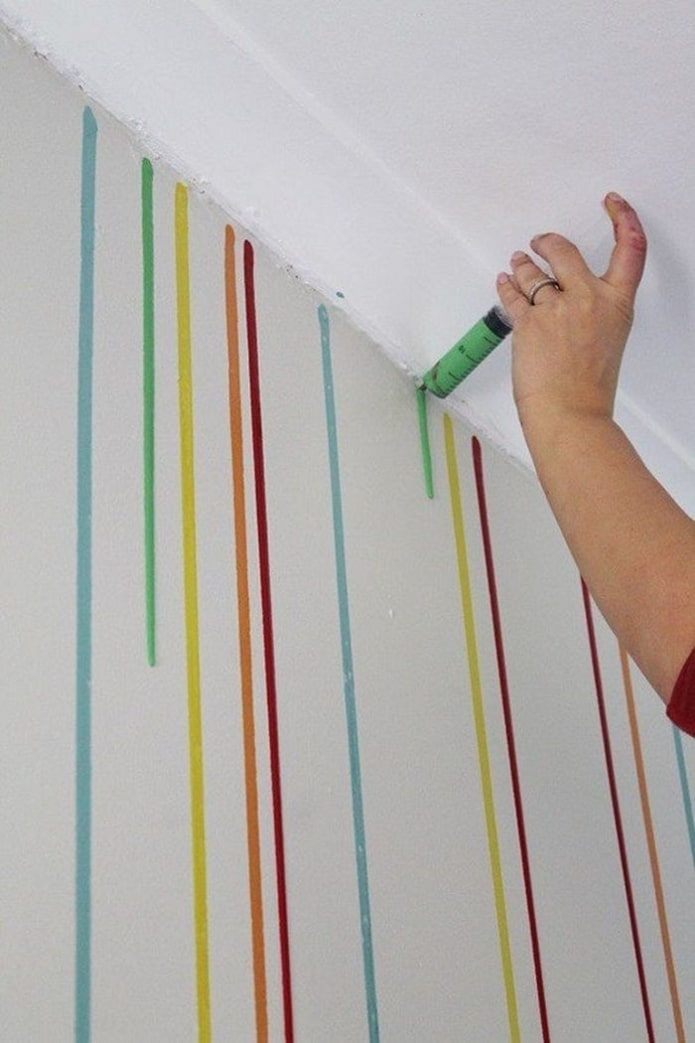 нанесите мазки краски на стену с помощью распылителя