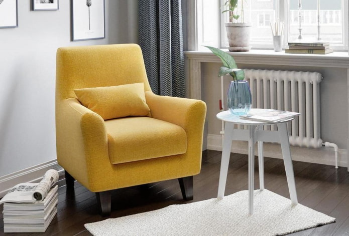 желтый стул с подушкой