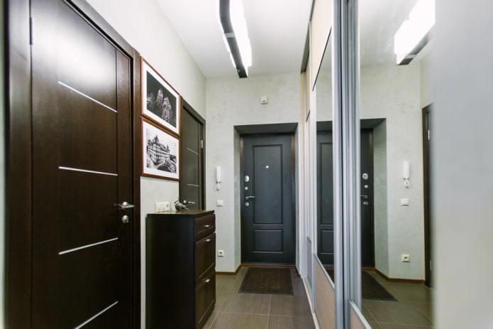 узкий коридор со шкафом