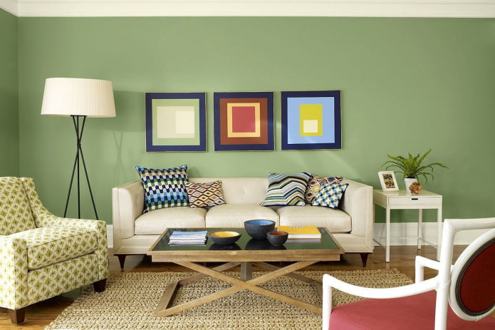 светлая комната с зелеными стенами