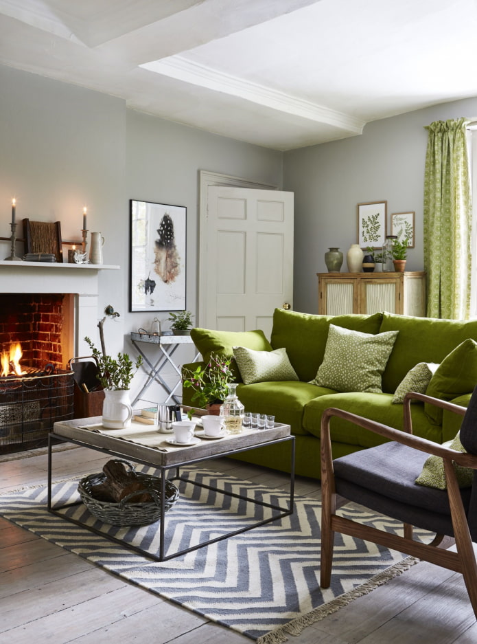 гостиная с зеленым диваном