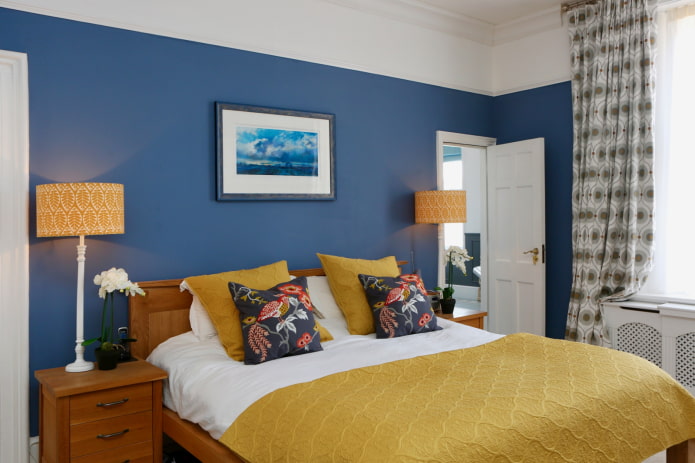 голубые стены в спальне