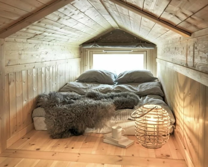 уютная спальня на мансарде