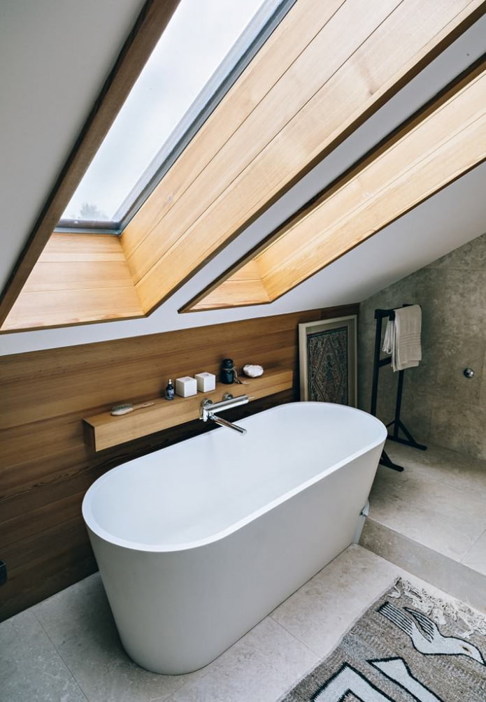 деревянные поддоны в мансардной ванной комнате
