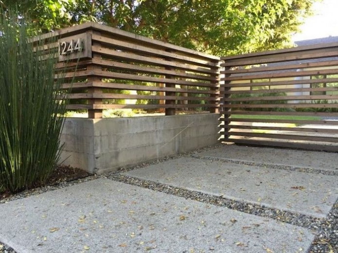 Деревянный и бетонный забор