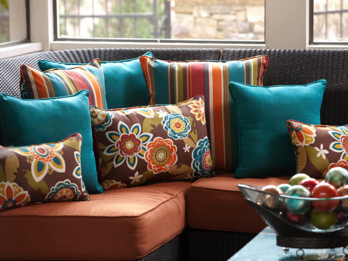 разноцветные диванные подушки