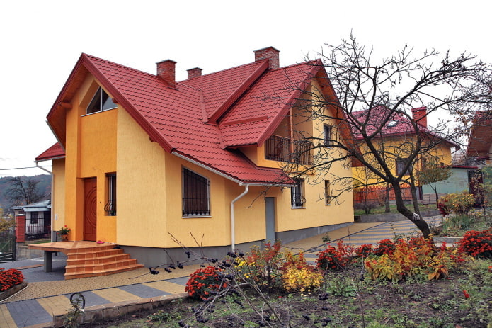 оранжево-желтая кабина с красной крышей