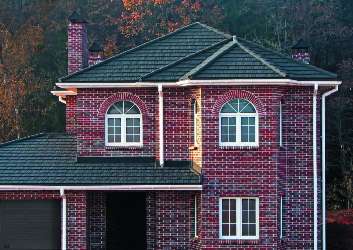 темно-красный кирпичный дом с черной крышей