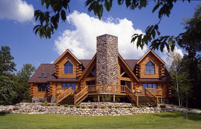 дом из бревен и камня с коричневой крышей