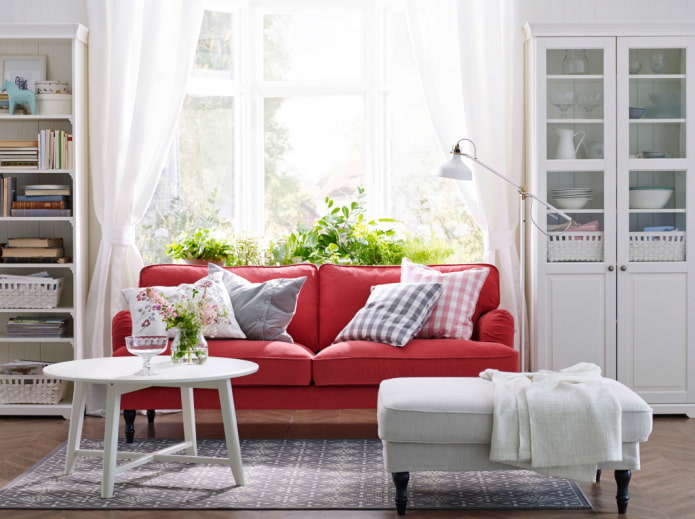 красный диван в интерьере