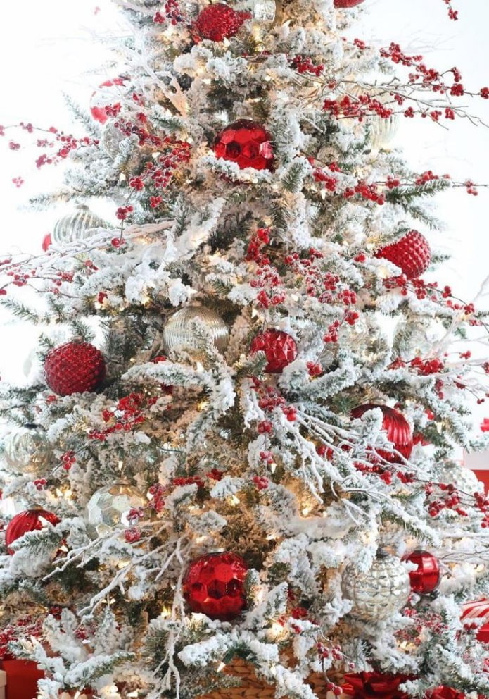 Рождественская елка с ягодными ветками