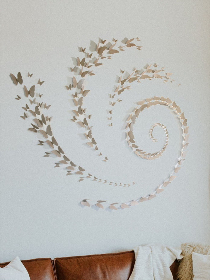спираль бабочки на стене